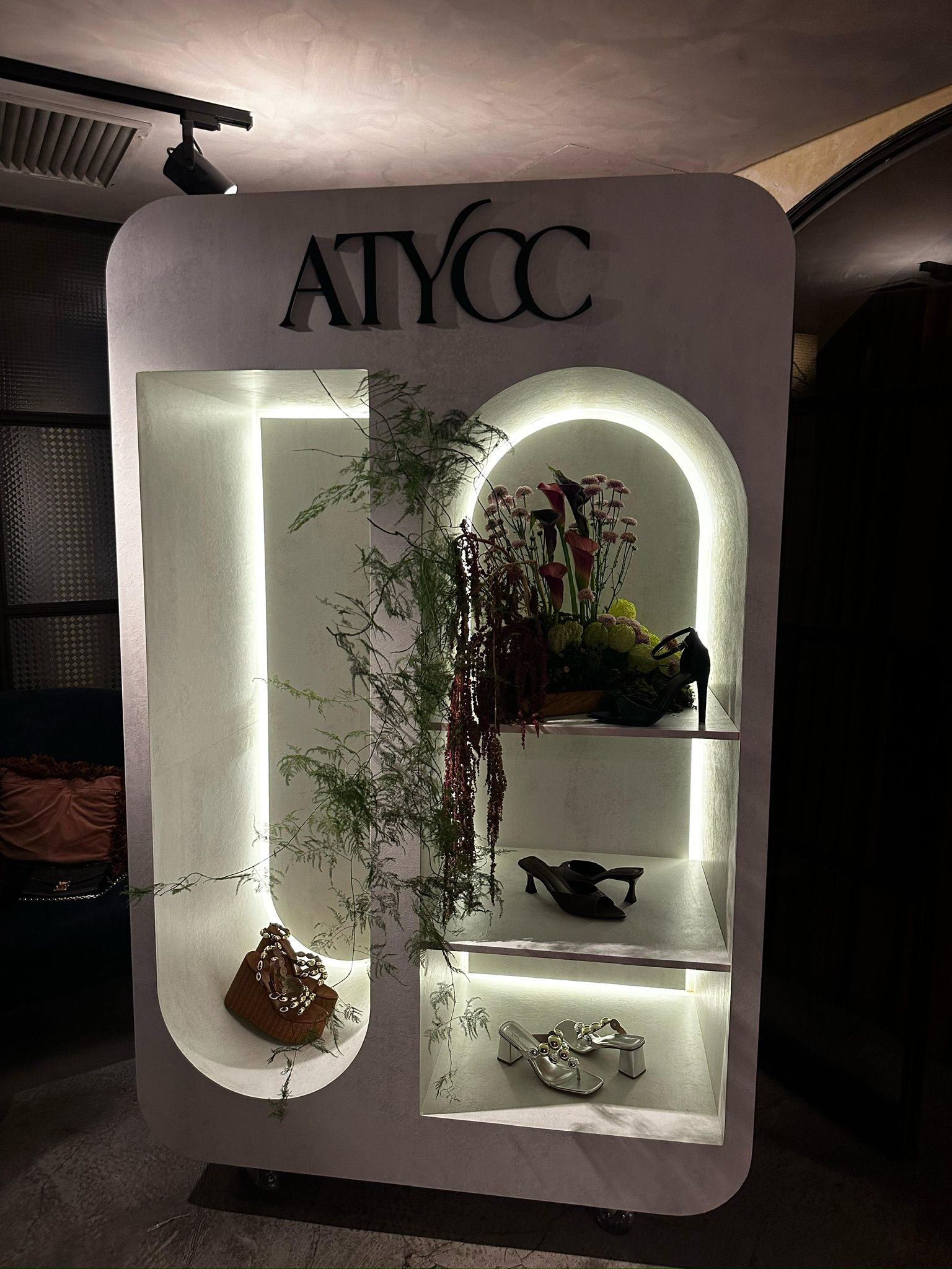 Vitrine com cenografia floral